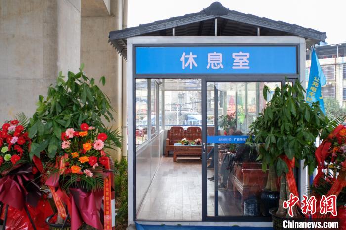 广西高架桥底建新能源车“加油站” 日可充电千辆