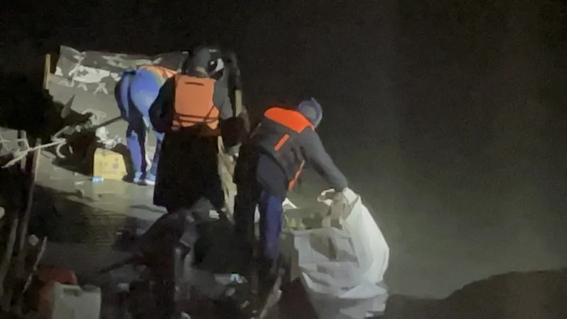 台海军水下搜救小组12日深夜寻获疑似外套及飞机残骸（图片来源：台湾《联合报》）