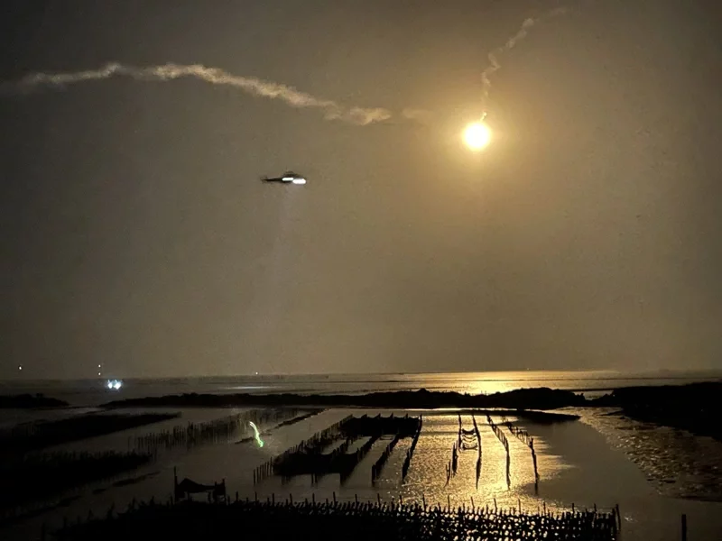 台空军C130运输机持续投放照明弹（图片来源：台湾《联合报》）