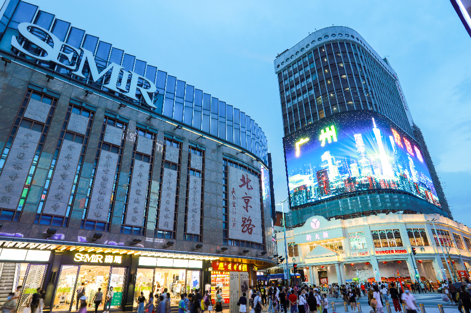 图为雷曼光电位于广州·北京路步行街的8K超高清裸眼3D显示屏