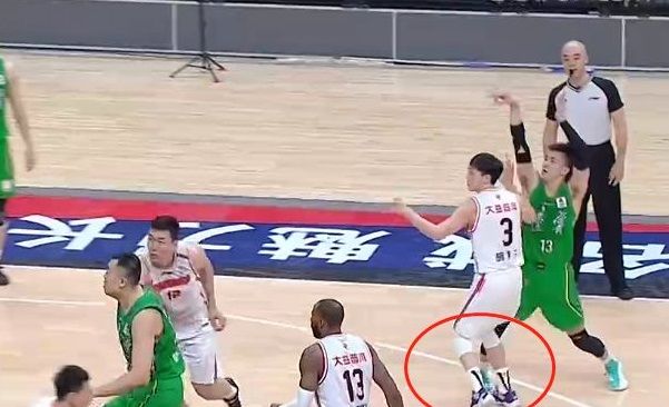 严惩胡明轩4分钟时间垫脚郭艾伦垫脚赵继伟被裁判驱逐停赛1场