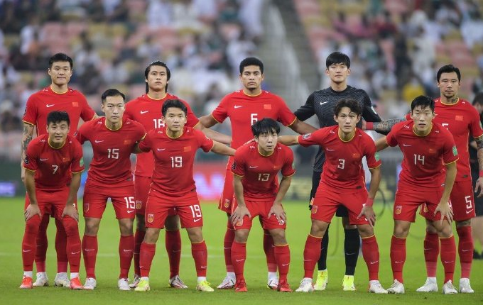 国足迎来喜讯!世预赛全输0胜也稳踢世界杯,李霄鹏大合同