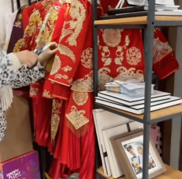 女子怒剪婚纱店32件婚纱,店家:对方道歉但不赔偿休闲区蓝鸢梦想 - Www.slyday.coM 女子怒剪婚纱店32件婚纱,店家:对方道歉但不赔偿休闲区蓝鸢梦想 - Www.slyday.coM