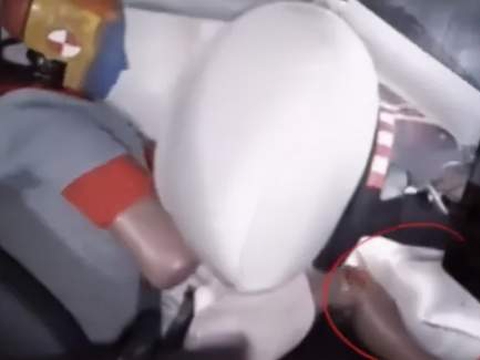 车主：为什么没有膝部气囊？特斯拉客服：因为作用不大。