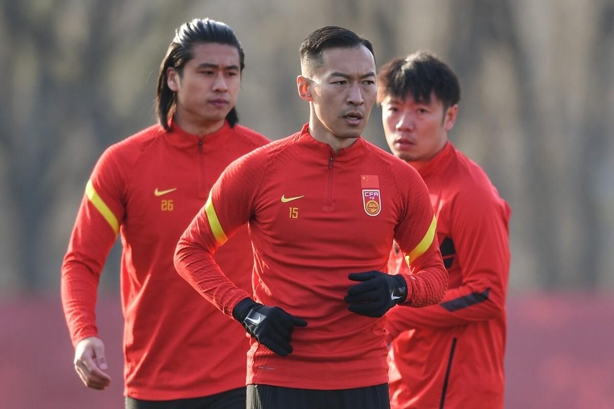 国足4消息！越南3主力缺阵，李霄鹏遭遇用人难题，吴曦拒谈归化