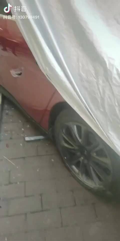 撞车以后用帆布盖起了，不让围观群众和媒体拍摄并传播的策略……