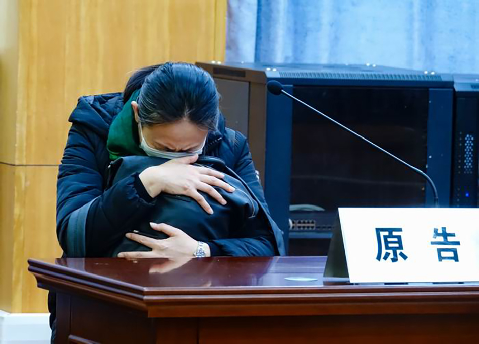 1月10日,江秋莲在法庭上听到判决结果后,紧紧抱着江歌遇害时的背包,失声痛哭。