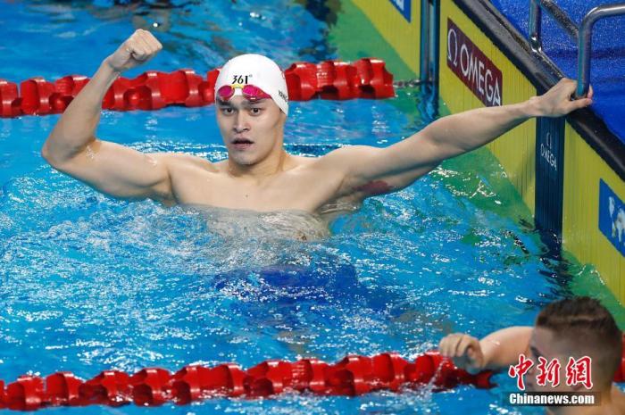 资料图：在2020年国际泳联冠军游泳系列赛(北京站)男子200米自由泳决赛中，中国选手孙杨以1分45秒55的成绩获得冠军。中新社记者 富田 摄