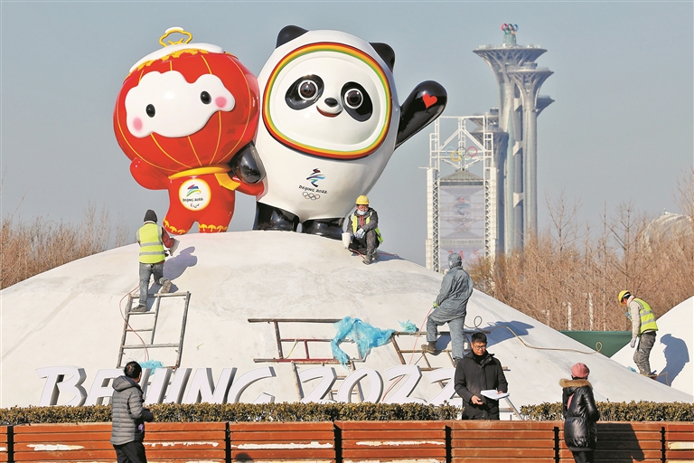 为迎接冬奥会,天安门广场开始搭建冬奥景观主题花坛.