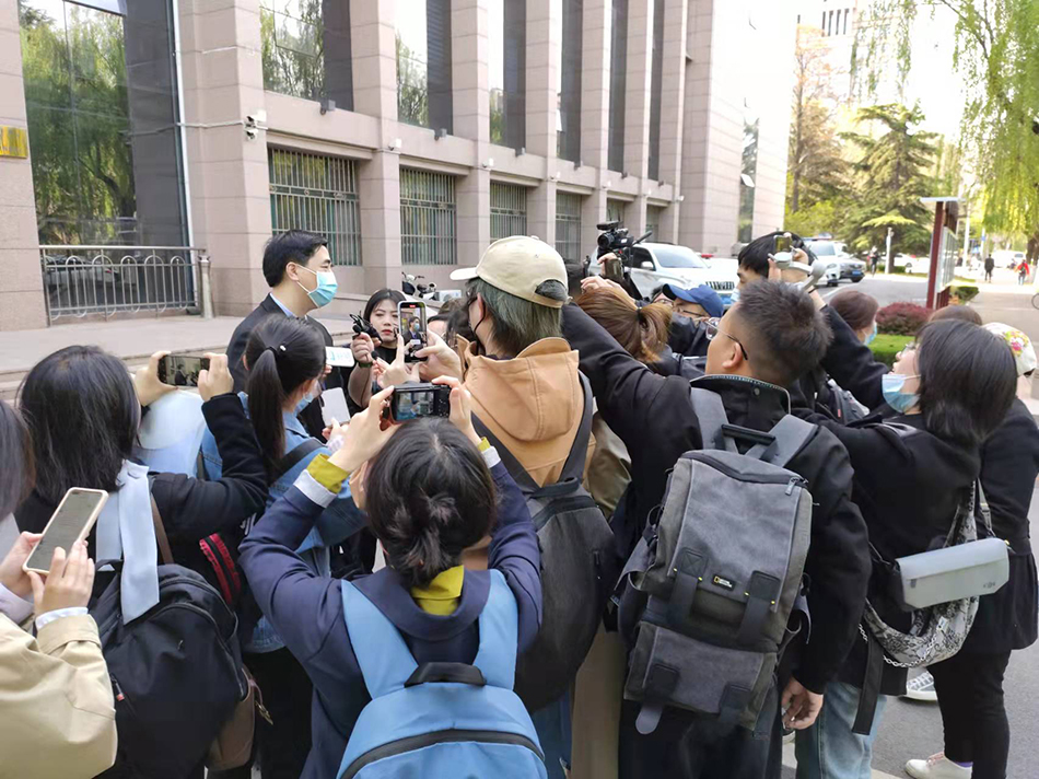 2021年4月15日开庭前,黄乐平律师被媒体包围。 张小莲 摄