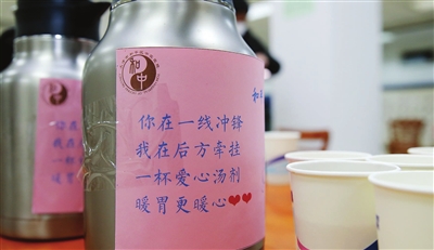 12日,和平区中医医院熬制温阳御寒中药汤剂,送至全区50个核酸检测点。