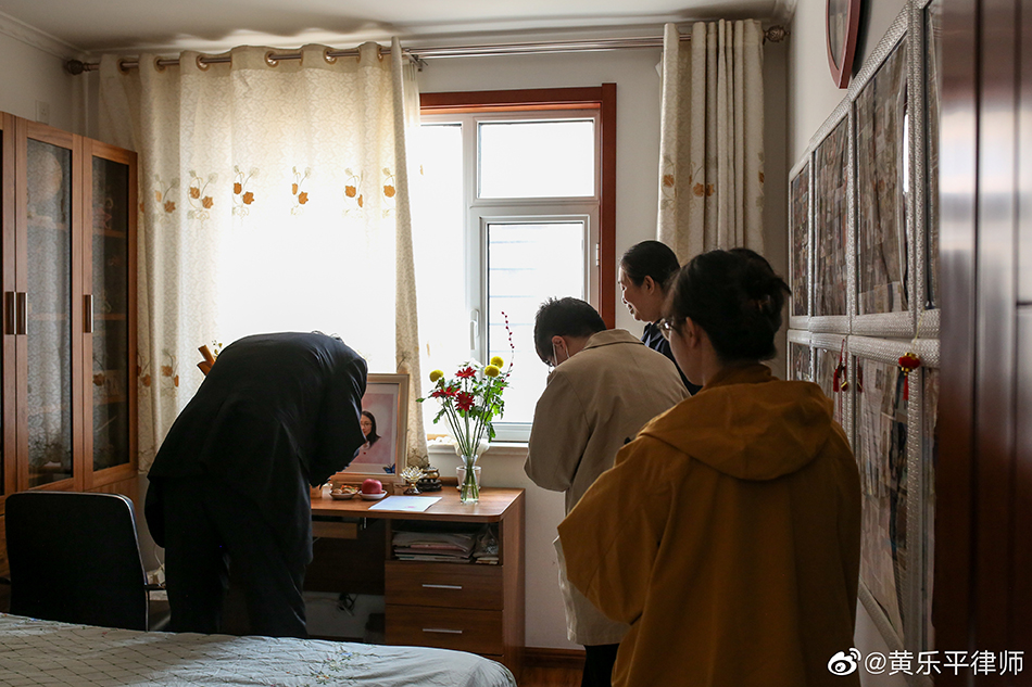 2021年4月16日,黄乐平律师团队第一次上门拜访江秋莲,在江歌的遗像前鞠躬致意。 受访者 供图