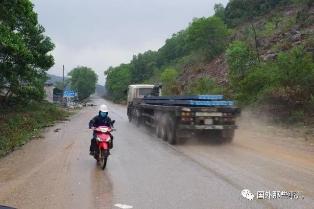 越南一家4口参加婚礼，半路上遭遇车祸全身亡