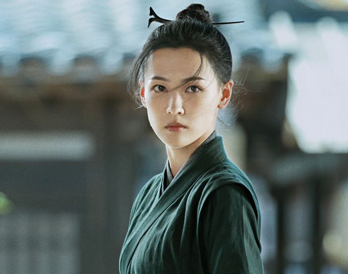人物的设定上,这是一个清冷形象十足的美人儿,扮演者丁笑滢虽然不是