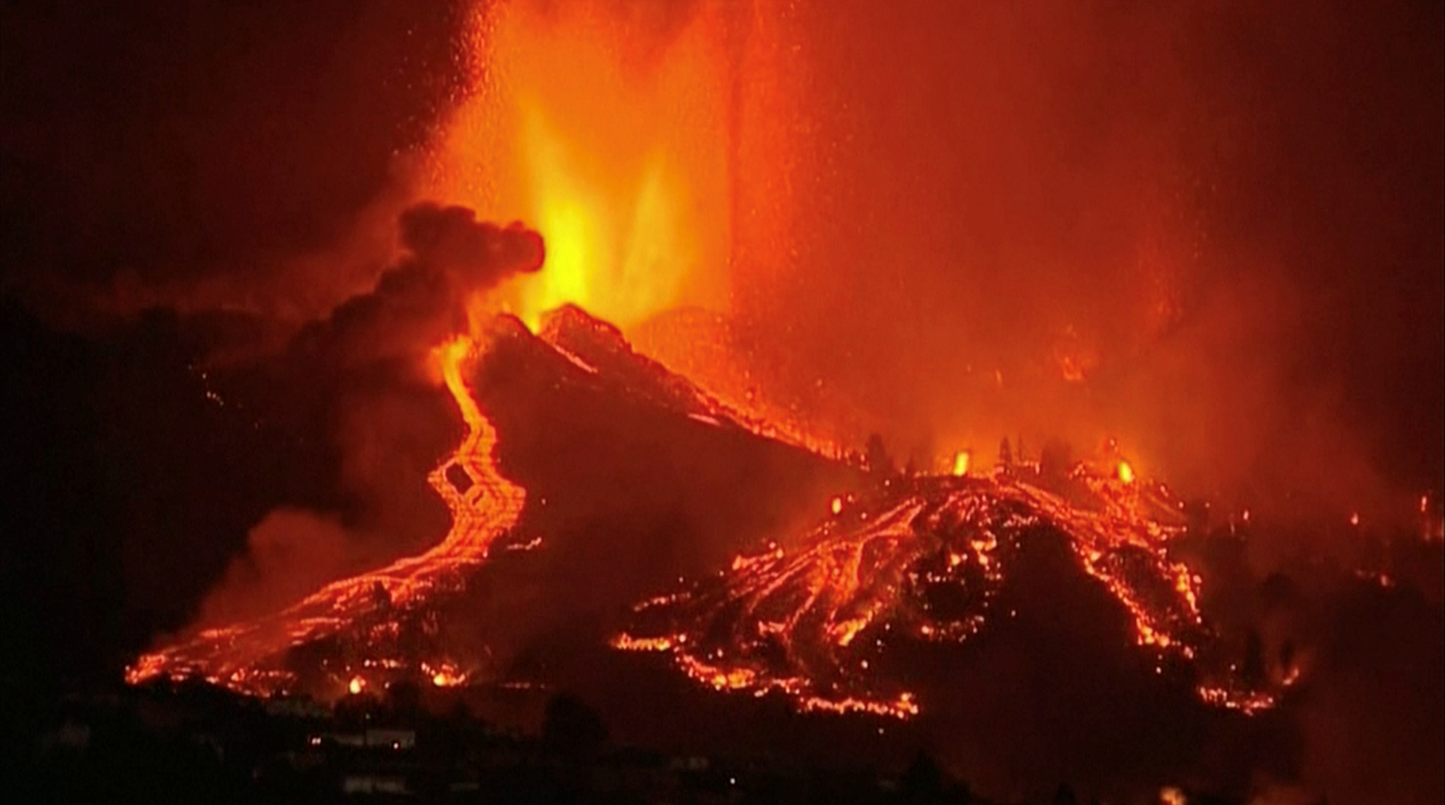 火山剧烈喷发直冲20千米多国海啸警告汤加首都已部分被淹