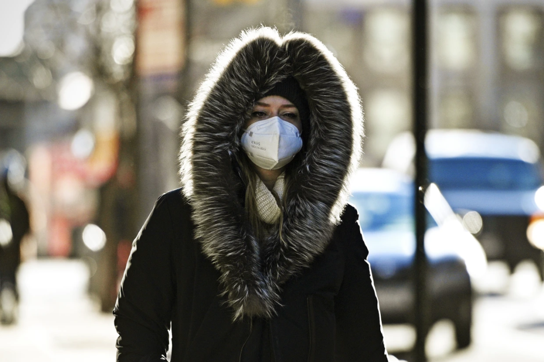 美国纽约街头，一名女性佩戴KN95口罩（图源：美媒）
