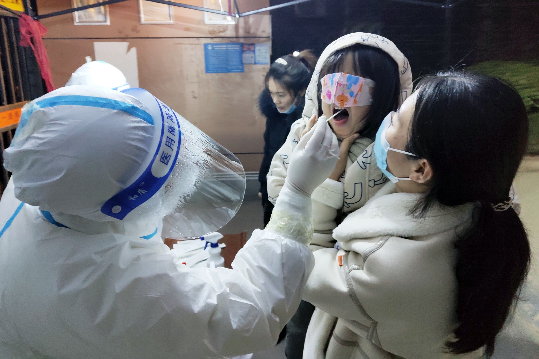 1月14日，河南省安阳市，滑县华通世纪城小区居民排队做第四轮核酸检测。图/IC photo