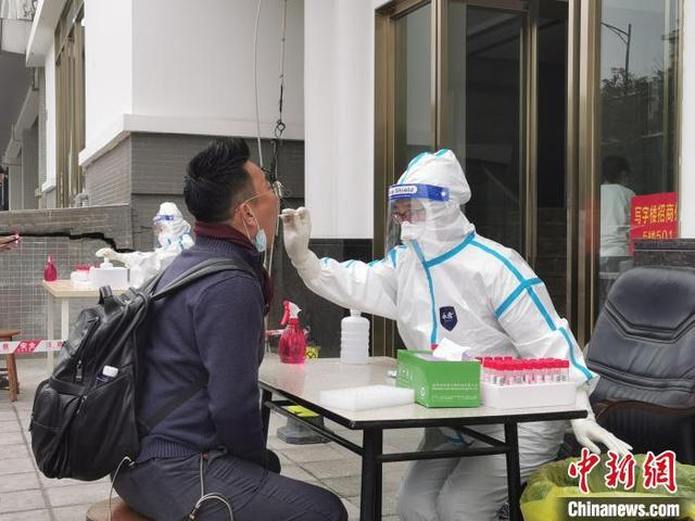 外籍居民在深圳龙岗万科城社区做核酸检测。 朱双峰 摄