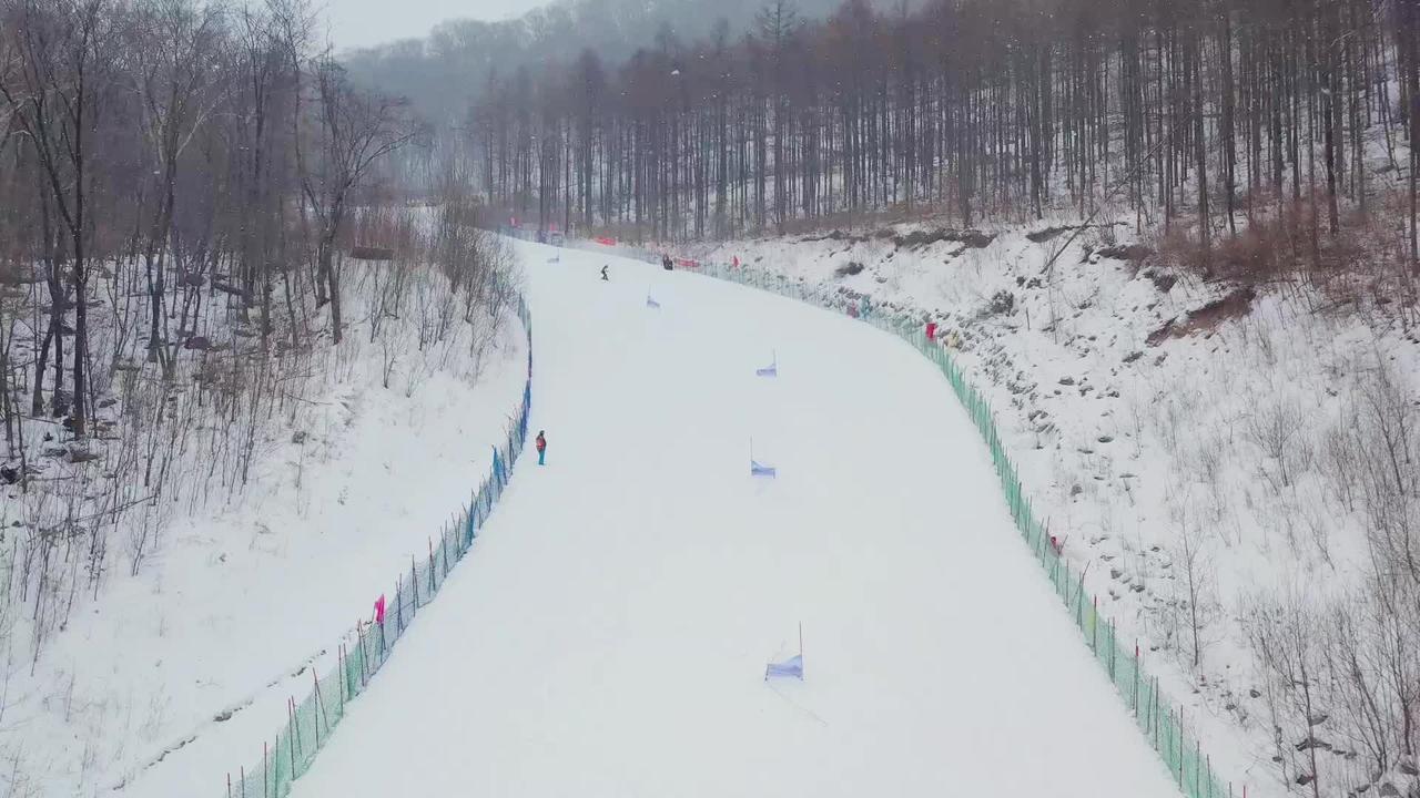 1月15日辽宁宽甸天桥沟滑雪场纷纷大雪中的大众滑雪比赛