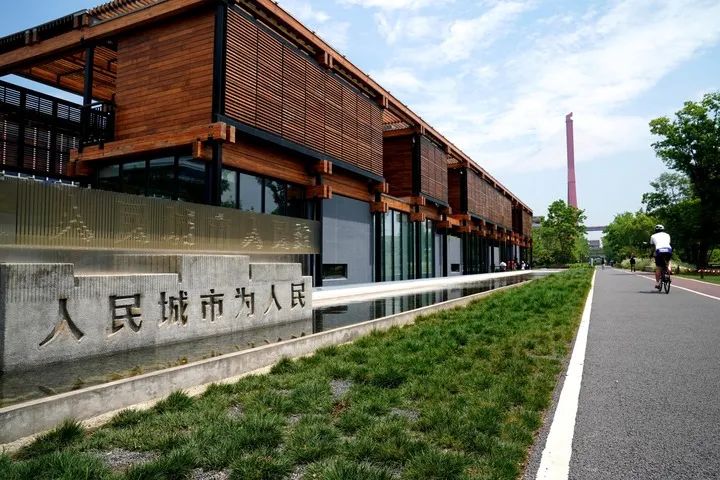这是由百年工业遗址改造成的杨浦滨江人民城市建设规划展示馆。新华社记者 刘颖 摄