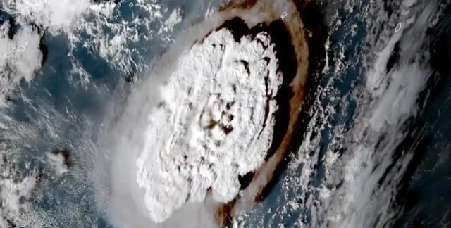 汤加火山突然爆发，升起巨大蘑菇云，警报响起，海啸扩散波及<a href=