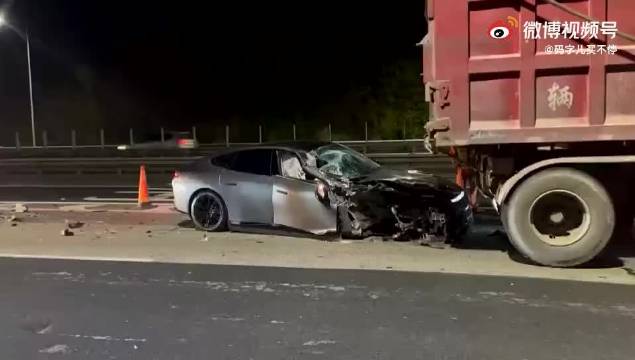 小鹏P7怼了大货车，副驾驶员一侧的A柱折断且车门不能开启……