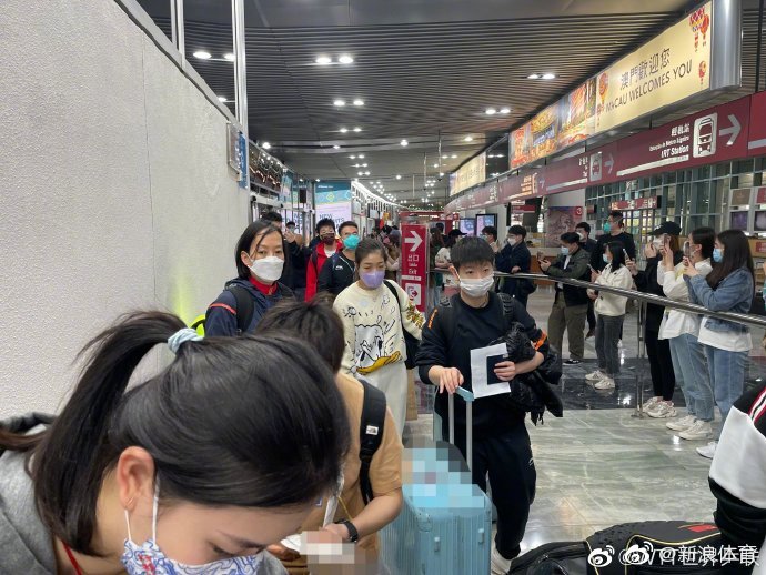 1月16日下午五点，中国乒乓球队抵达澳门机场……