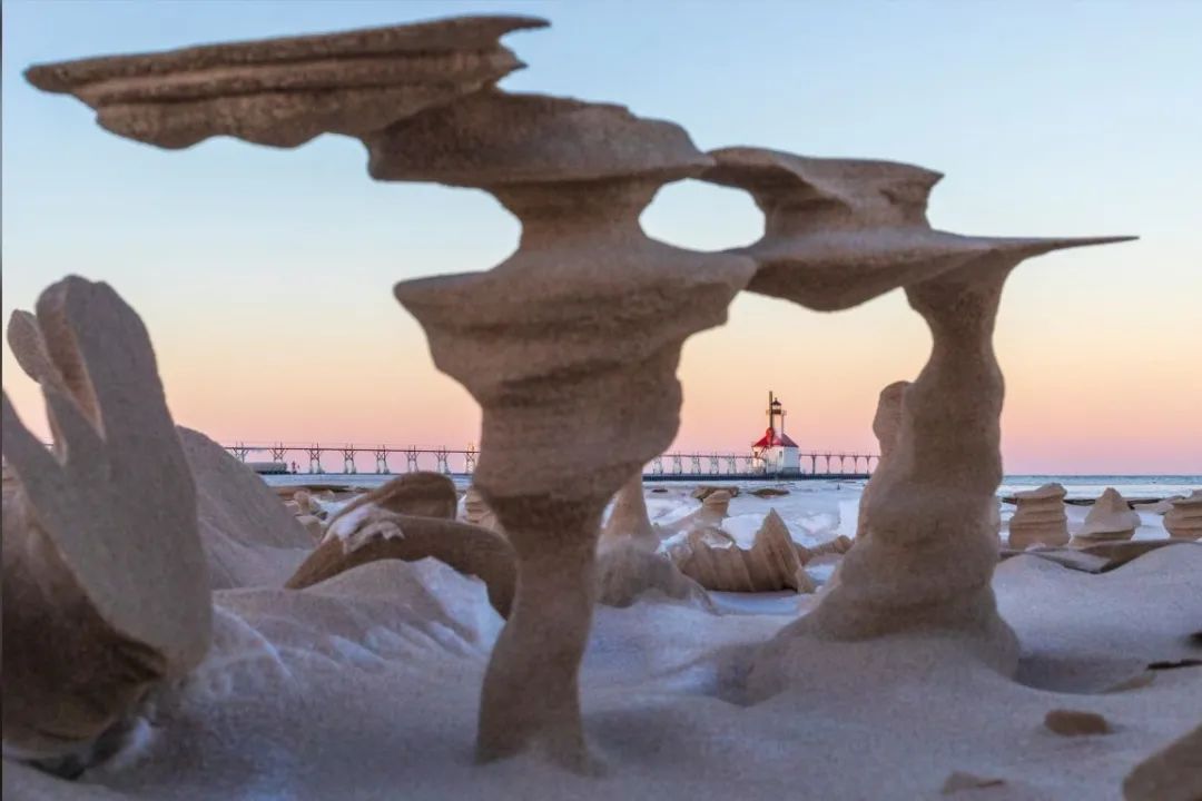 美国湖边沙滩升起神秘“柱子”,人们视为不祥之物,是怎么来的?休闲区蓝鸢梦想 - Www.slyday.coM 美国湖边沙滩升起神秘“柱子”,人们视为不祥之物,是怎么来的?休闲区蓝鸢梦想 - Www.slyday.coM