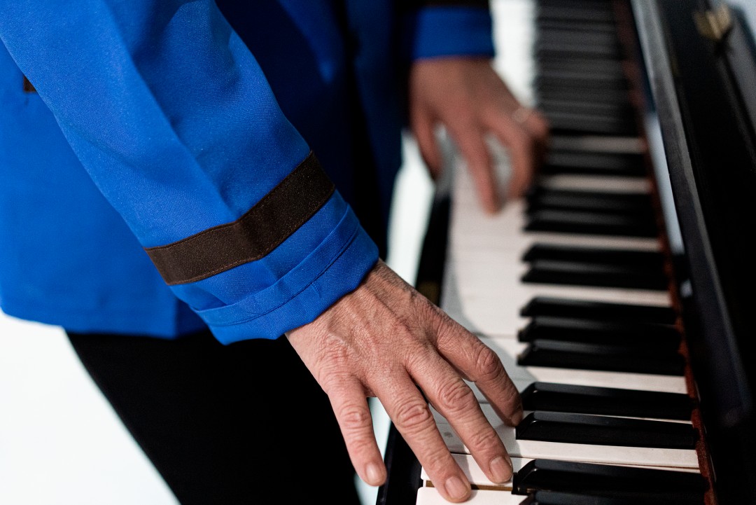 55岁清华保洁阿姨弹钢琴火了!不识乐谱全靠感觉,下班后偷偷自学→休闲区蓝鸢梦想 - Www.slyday.coM 55岁清华保洁阿姨弹钢琴火了!不识乐谱全靠感觉,下班后偷偷自学→休闲区蓝鸢梦想 - Www.slyday.coM