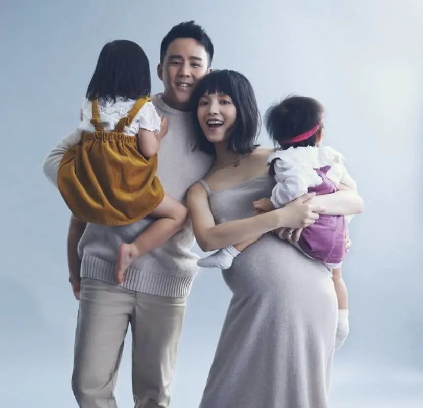四川32岁TVB前靓女小花宣布三胎生女，嫁入豪门三年抱仨被讽生育机器
