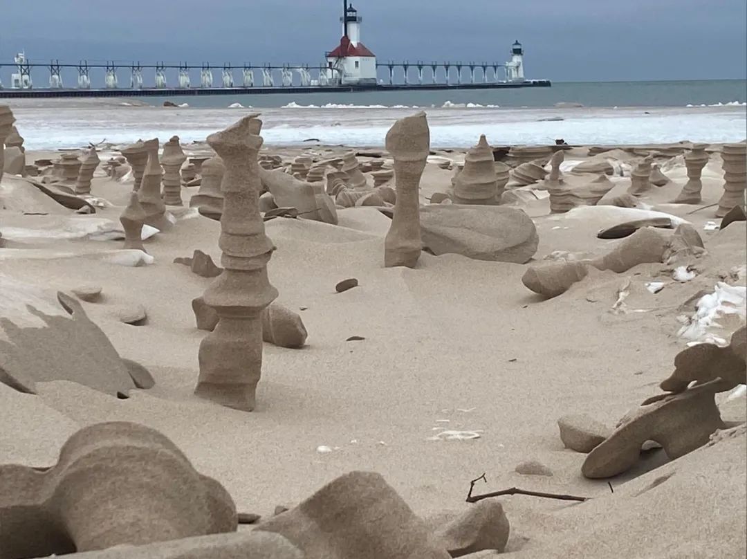 美国湖边沙滩升起神秘“柱子”,人们视为不祥之物,是怎么来的?休闲区蓝鸢梦想 - Www.slyday.coM 美国湖边沙滩升起神秘“柱子”,人们视为不祥之物,是怎么来的?休闲区蓝鸢梦想 - Www.slyday.coM