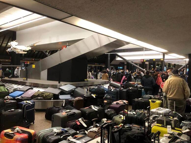 一名中国留学生提供的西雅图机场达美航空取消航班所堆积的行李照片