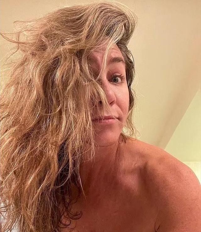 詹妮弗·安妮斯顿浴后素颜自拍,不化妆状态好真实,引粉丝怒赞休闲区蓝鸢梦想 - Www.slyday.coM 詹妮弗·安妮斯顿浴后素颜自拍,不化妆状态好真实,引粉丝怒赞休闲区蓝鸢梦想 - Www.slyday.coM