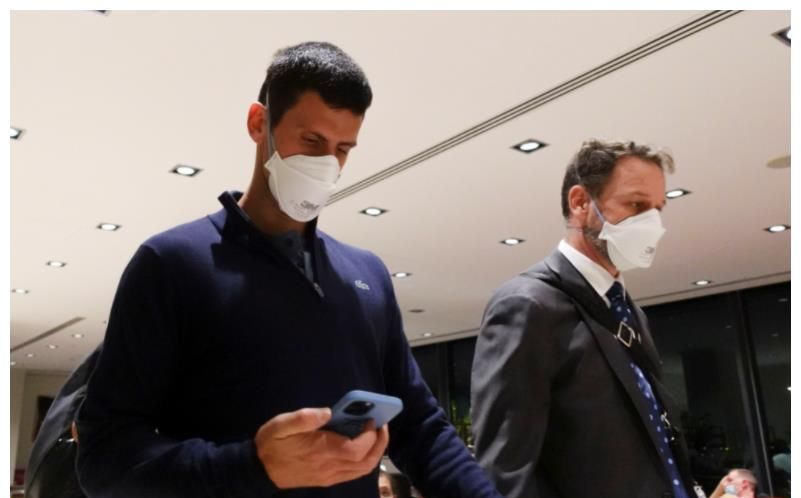 上诉失败!德约被驱逐出境,连夜买票离开澳洲,机场被拍全程黑脸