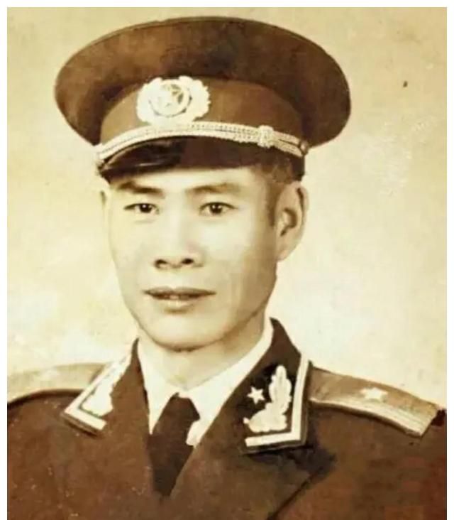 军事学院队列部部长:吴华夺李开湘(1910年—1999年,四川苍溪人,1932