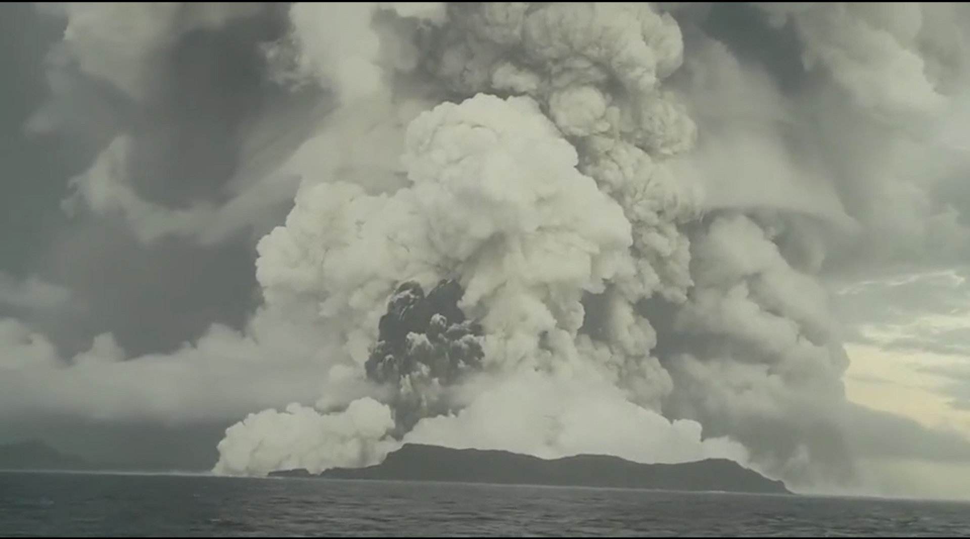 汤加火山爆发：人类应对大自然有敬畏之心