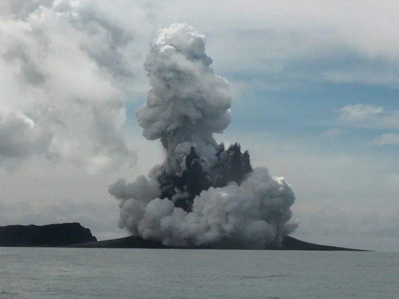 汤加火山爆发：人类应对大自然有敬畏之心