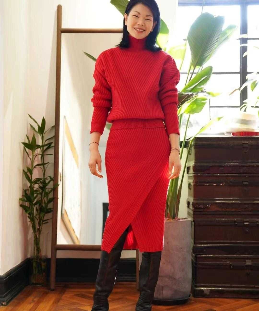 吕燕不愧是“国际超模”，穿大红色套裙配长靴，洋气又高级