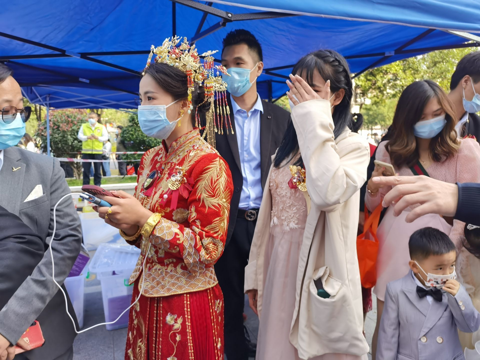 深圳新娘淡定測核酸,防疫大事人生大事兩不誤。