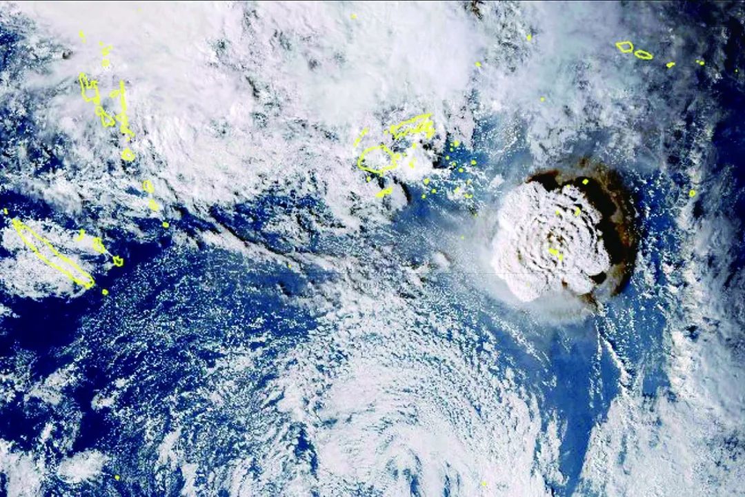 日本气象卫星“海马8号”15日拍摄的卫星图像
