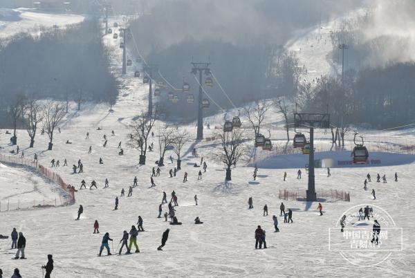 冰雪盛宴吉林体验⑧丨吉林万科松花湖滑雪场云海与雾凇环绕的浪漫雪场