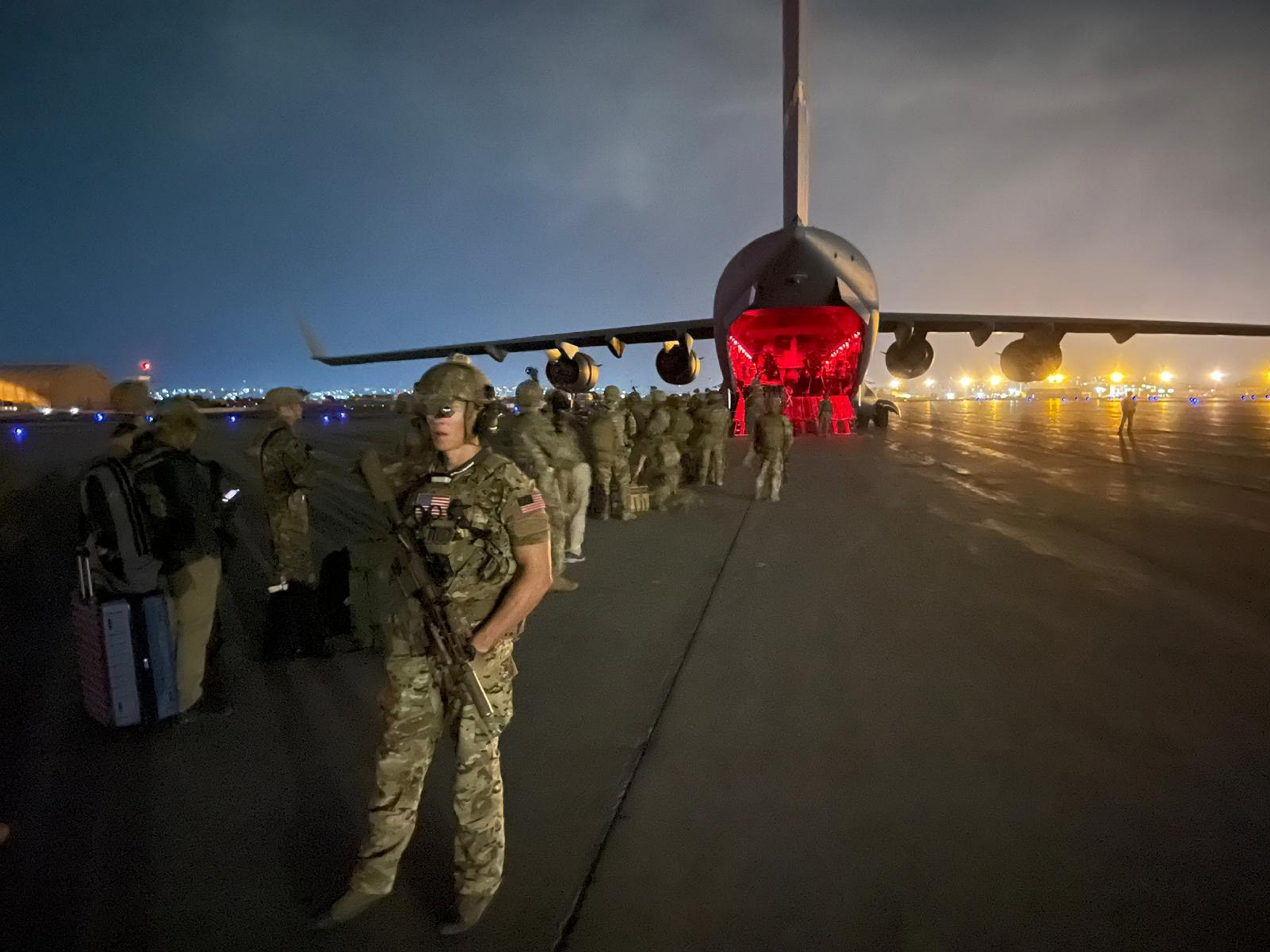 当地时间2021年8月30日，阿富汗喀布尔，最后一批美军撤离阿富汗，登上C-17运输机。图/IC photo