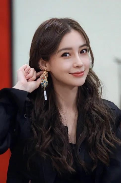 杨颖资源飞升与任嘉伦合作被唱衰新剧路透疑似穿的黄晓明衣服