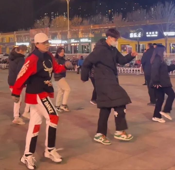 18岁德州小伙跳广场舞火了!视频两天获赞160多万!休闲区蓝鸢梦想 - Www.slyday.coM 18岁德州小伙跳广场舞火了!视频两天获赞160多万!休闲区蓝鸢梦想 - Www.slyday.coM