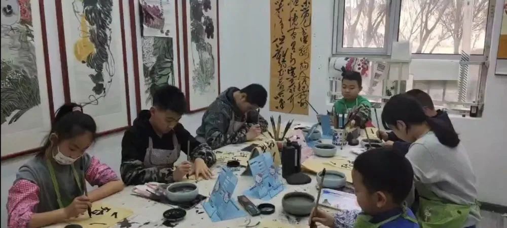 在银川市一家书画院，孩子们正在学写毛笔字和学画国画。（受访者供图）