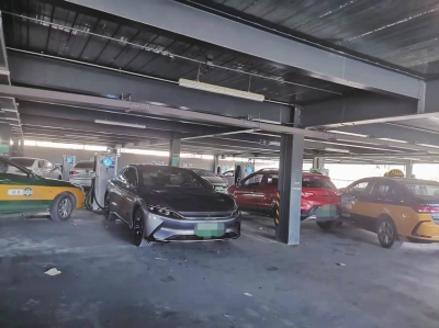 电动车主冬季“梦魇”：“三个小区共用6个充电桩”排长队等位