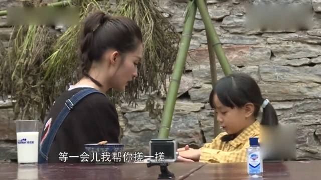 小山竹帮李沁洗手邓伦醋意爆发还偷偷摸李沁头发