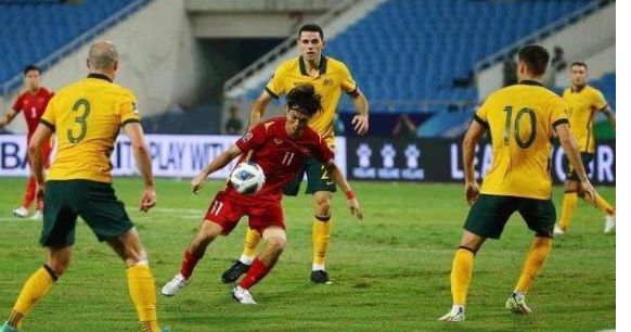 1-0！12强赛或迎大转折，李霄鹏：盼爆冷日本，越南击败澳大利亚