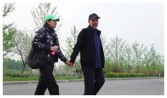 67岁影帝出道40年零绯闻,晚年患癌后被一句话救回!休闲区蓝鸢梦想 - Www.slyday.coM 67岁影帝出道40年零绯闻,晚年患癌后被一句话救回!休闲区蓝鸢梦想 - Www.slyday.coM