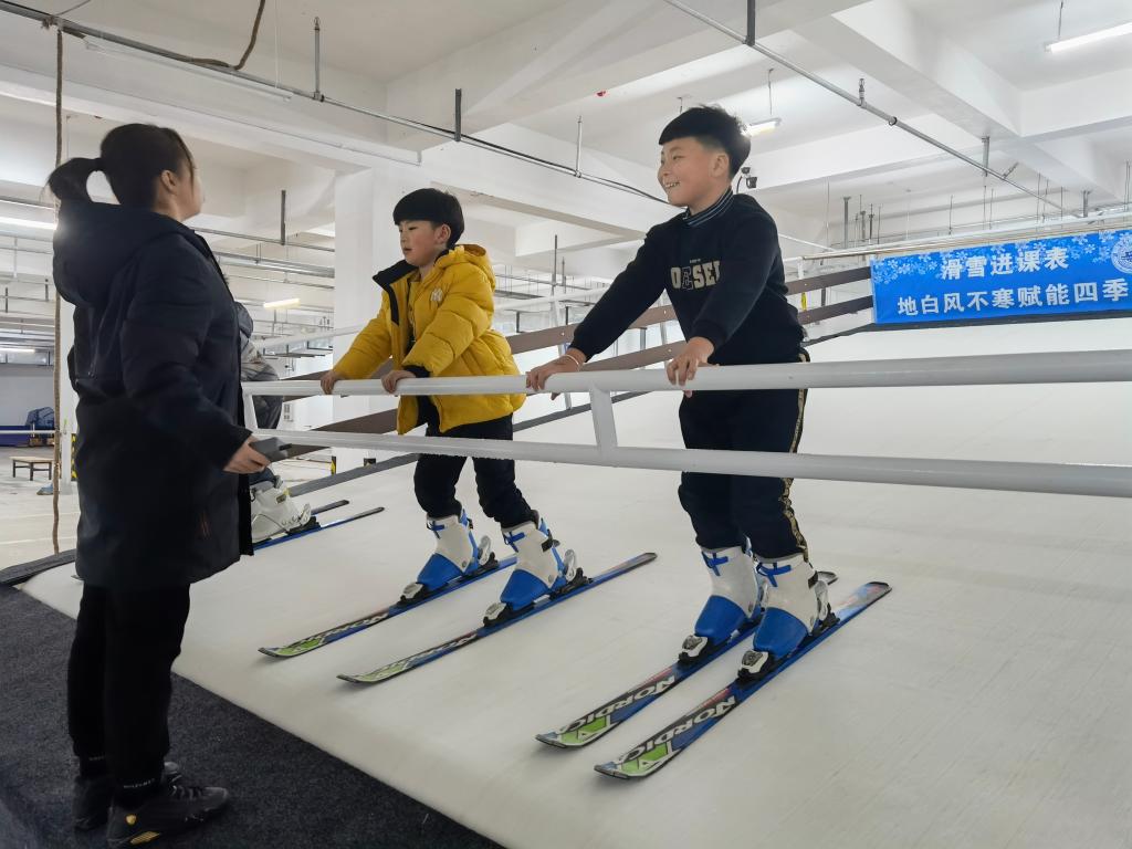  沈阳市浑南区第九小学的小学生在托管班老师指导下学习滑雪。新华社记者 王莹 摄